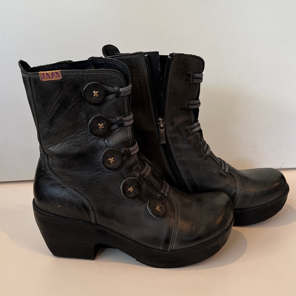Jafa gray leather ankle boots with button detail and side zipper for easy wear.